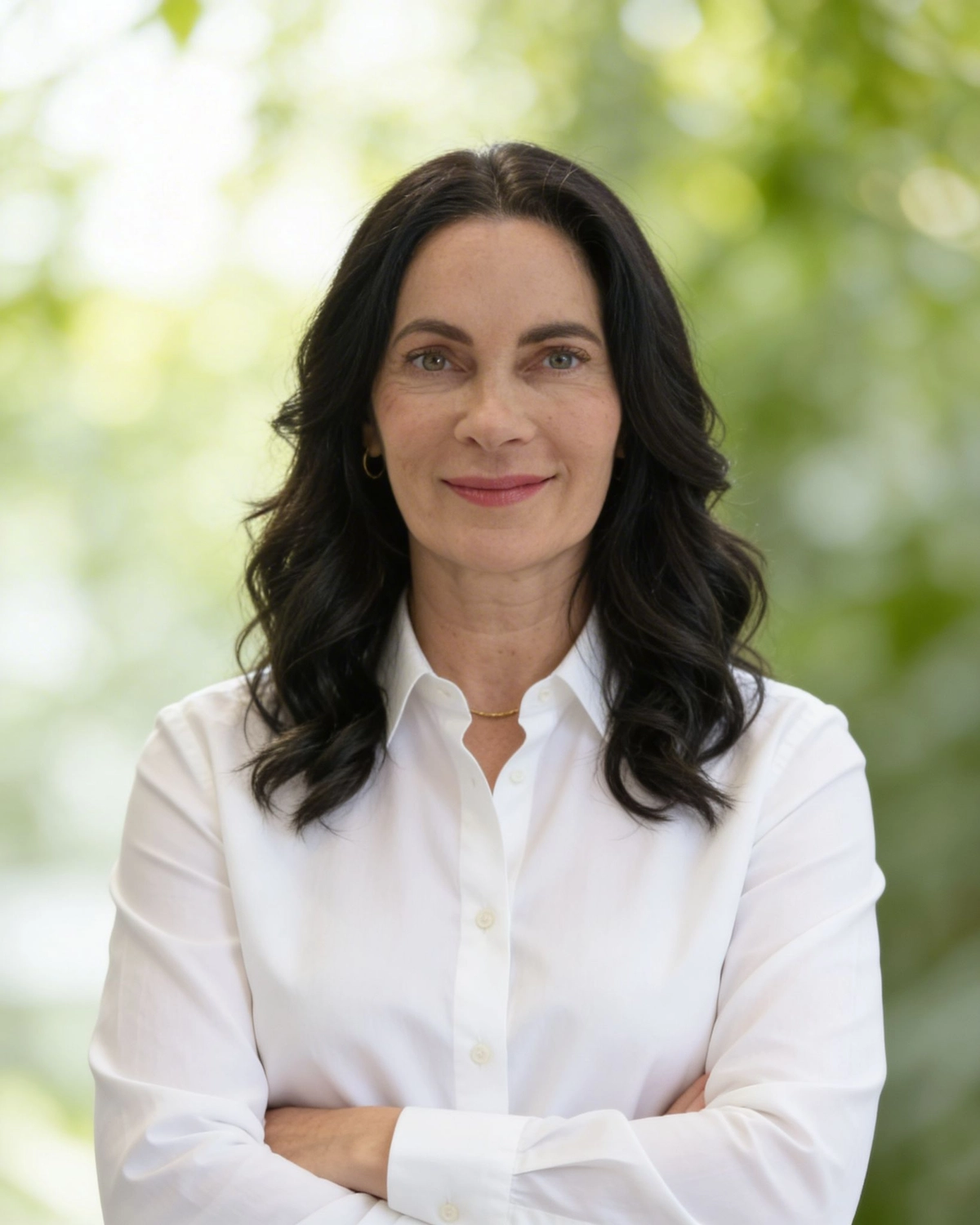 Kathrin Ipse - Expertin für Stressregulation, Nervensystem-Balance und professionelle Hypnose - Eine Frau steht mit einem Mikrofon in der Hand auf der Bühne.